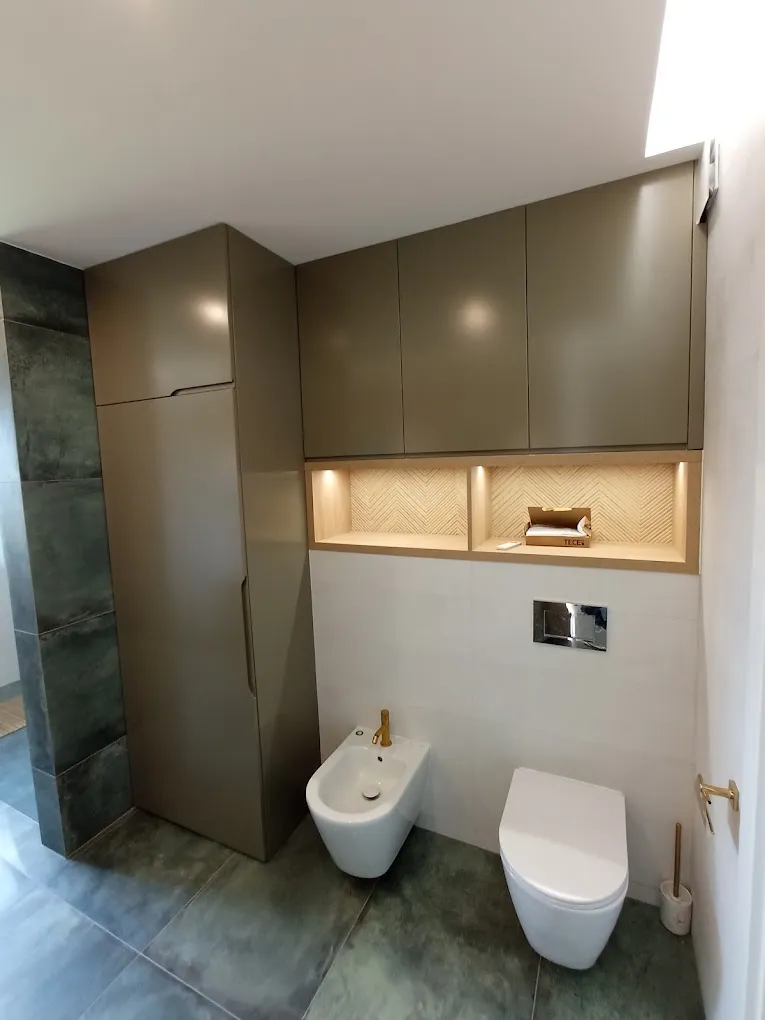 Łazienkowa zabudowa stelaża WC z podświetlaną wnęką